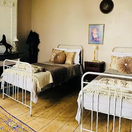 Chateau Ciers Bed & Breakfast *